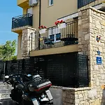 V&v Private Pool Near Beach, 200m Appartamento *