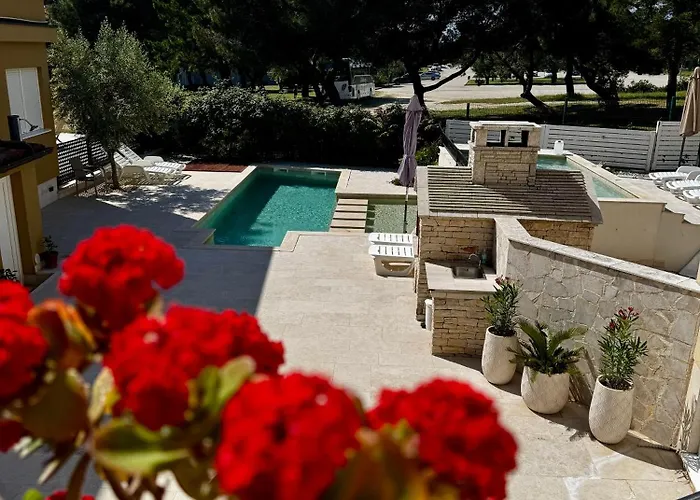 V&v Private Pool Near Beach, 200m * מדולין