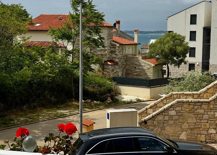 V&v Private Pool Near Beach, 200m Daire