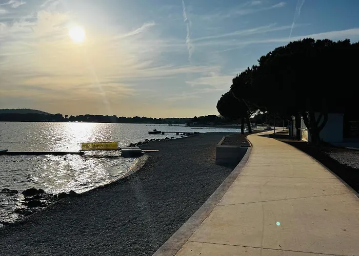 V&v Private Pool Near Beach, 200m Daire Medulin